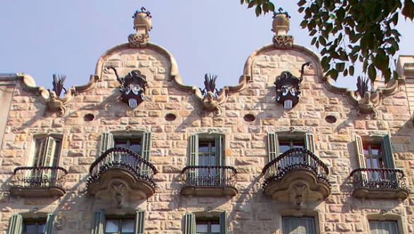 La facciata di Casa Calvet, opera di Gaudì a Barcellona.