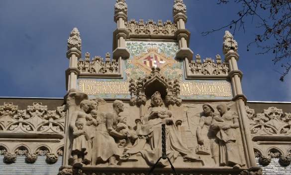 Il fregio con l'allegoria dell'allattamento sulla facciata della Casa de la Lactancia.