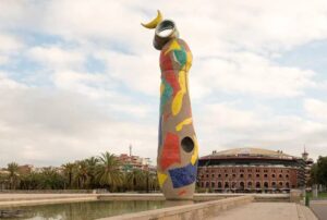 La scultura Dona i Ocell si trova nel Parco Joan Mirò a Barcellona.
