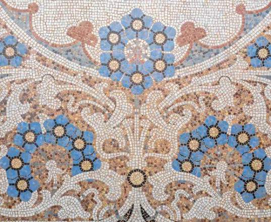 I fantastici pavimenti e mosaici che si possono ammirare camminando per Barcellona.