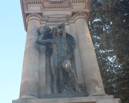 Una delle statue di bronzo de "I Sei Pilastri".