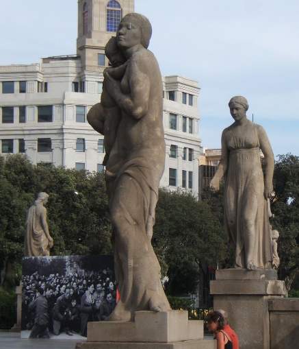 La statua "Maternità" a Plaça Catalunya.