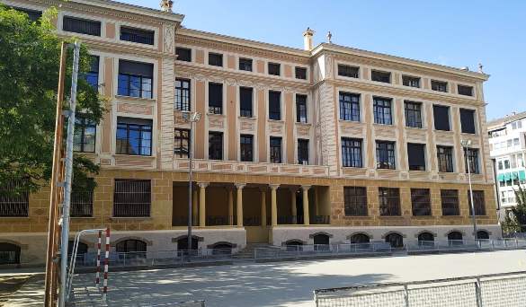 La facciata dell'istituto Lluís Vives a Badal