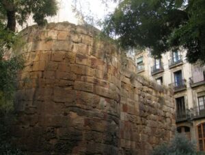 Un pezzo delle mura romane a Barcellona.